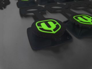 Tapón puerto de carga Mondraker Fluorescente