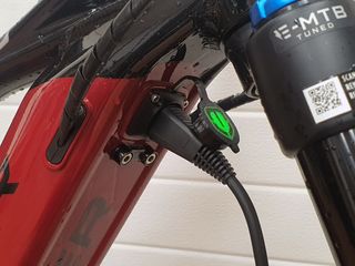 Tapón puerto de carga Mondraker Verde Mejorado