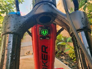 Tapón puerto de carga Mondraker Verde Mejorado