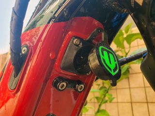 Tapón puerto de carga Mondraker Verde Mejorado