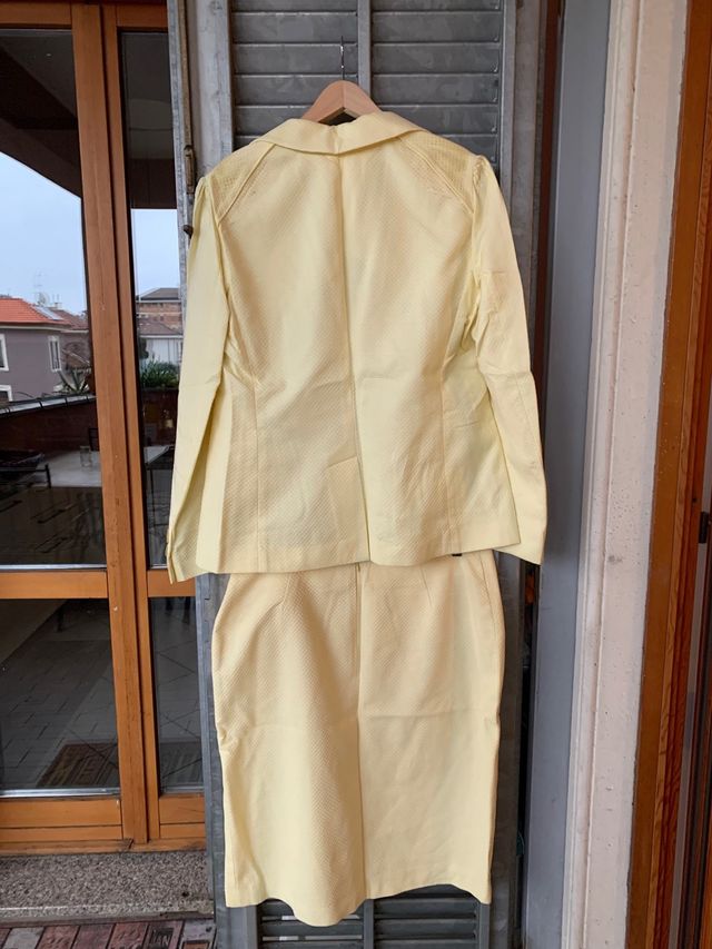 Tailleur giallo con gonna
