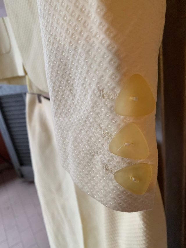 Tailleur giallo con gonna