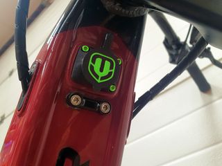 Tapa cargador Mondraker Verde Tornillos de Color