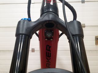 Tapa cargador Mondraker Gris Tornillos de Color