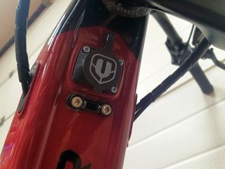 Tapa cargador Mondraker Gris Tornillos de Color