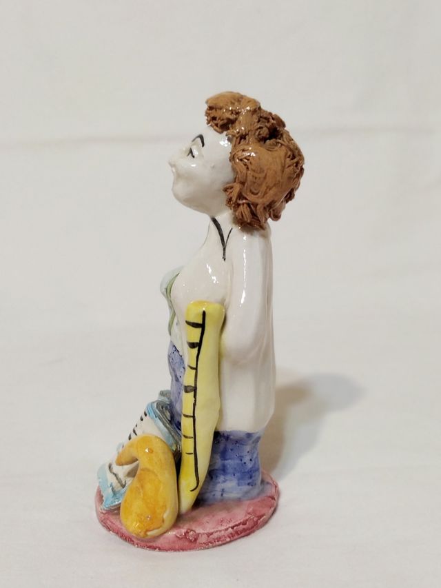 Statuetta ceramica farmacista