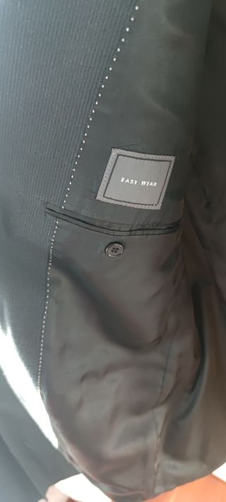 Traje azul marino y rayas negras