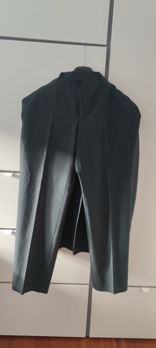 Traje azul marino y rayas negras