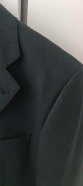 Traje azul marino y rayas negras