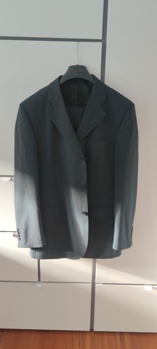 Traje azul marino y rayas negras