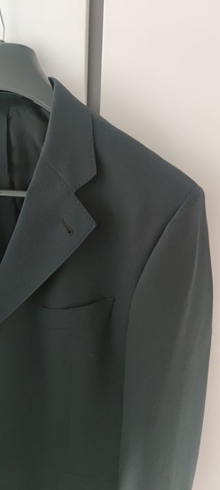 Traje azul marino y rayas negras