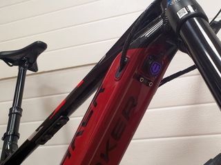 Tapa cargador Mondraker Morado Tornillos de Color