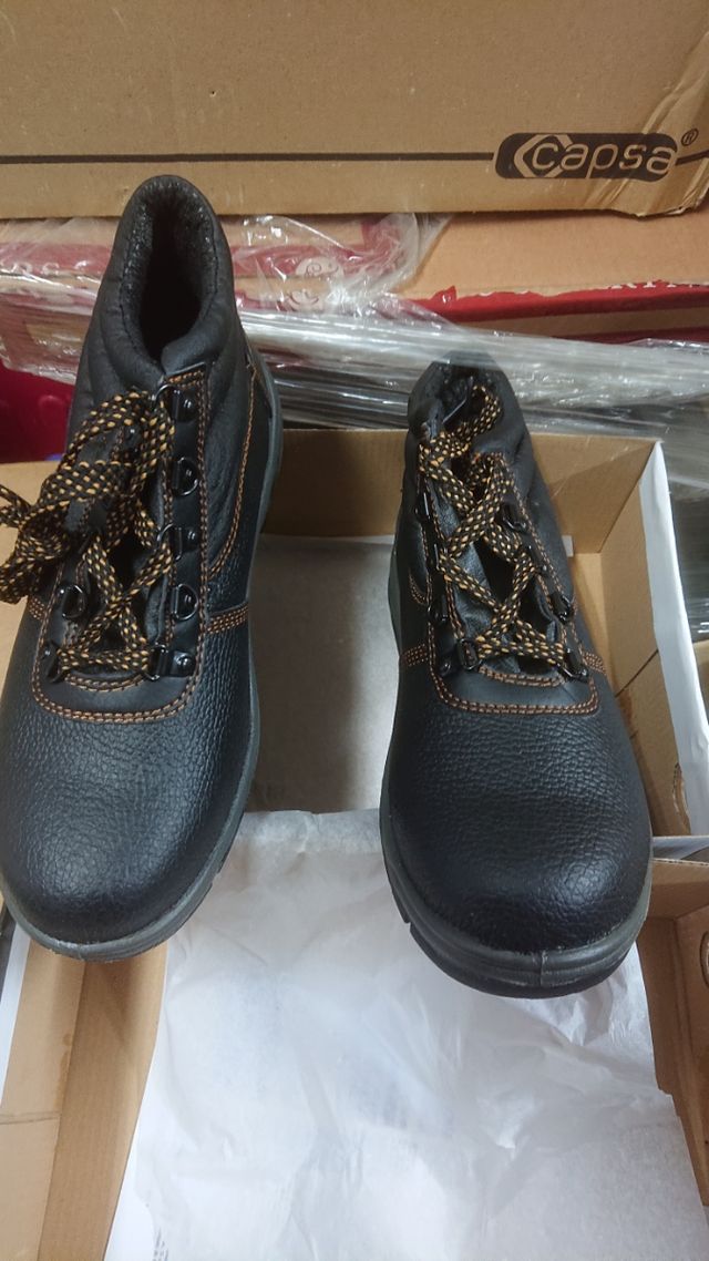 STIVALI DA LAVORO MAI INDOSSATI DI DIVERSE TAGLIE