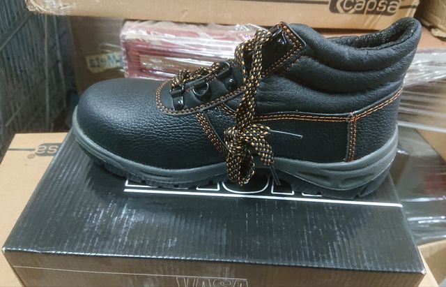 STIVALI DA LAVORO MAI INDOSSATI DI DIVERSE TAGLIE