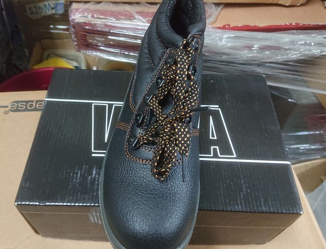 STIVALI DA LAVORO MAI INDOSSATI DI DIVERSE TAGLIE