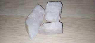 N. 9. Lotto di minerali in quarzo rosa.
