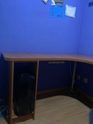 Escritorio de madera con cajonera