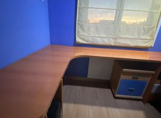 Escritorio de madera con cajonera