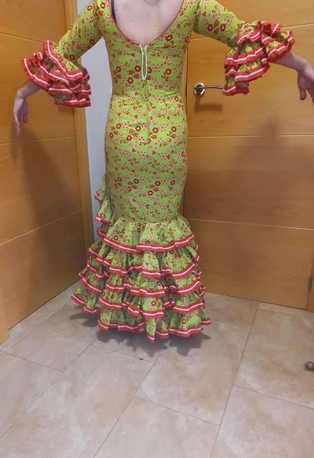 Traje de flamenca verde y coral