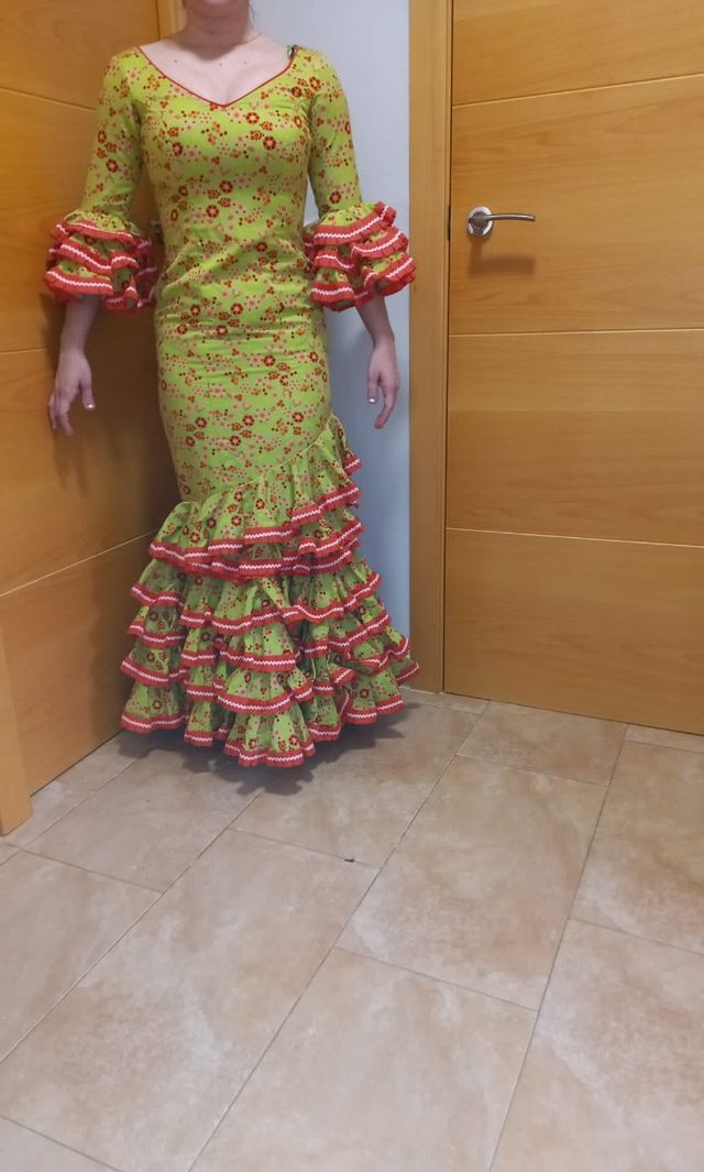 Traje de flamenca verde y coral