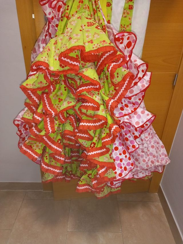 Traje de flamenca verde y coral