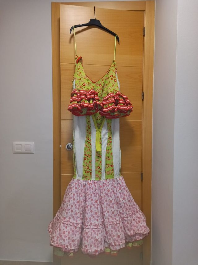 Traje de flamenca verde y coral