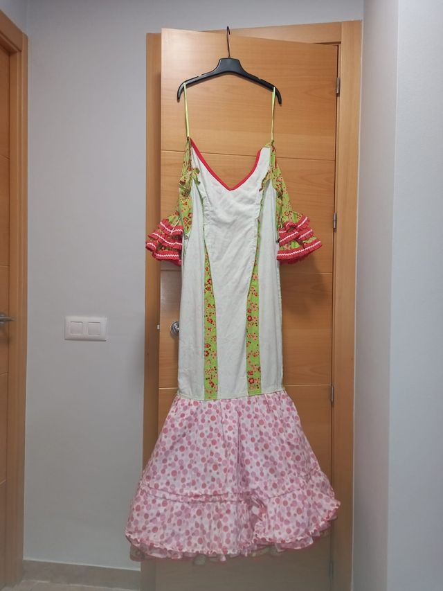 Traje de flamenca verde y coral