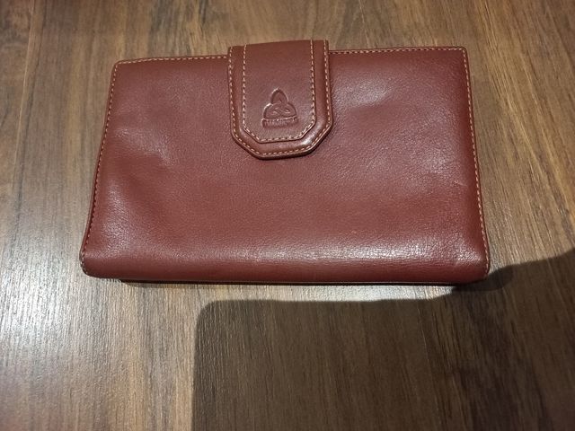 Cartera de piel color marrón