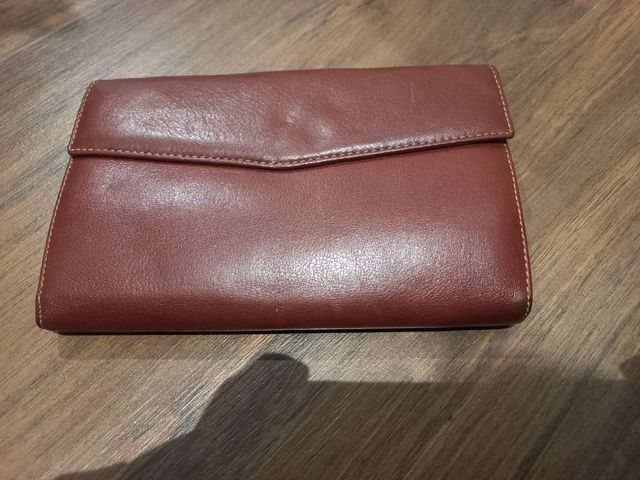 Cartera de piel color marrón