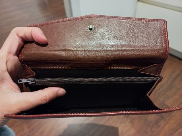 Cartera de piel color marrón