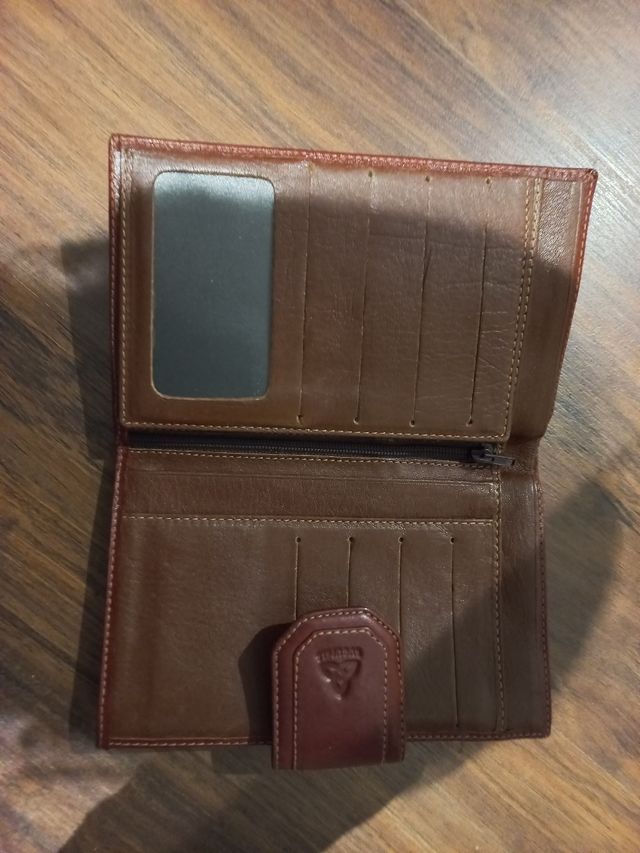 Cartera de piel color marrón