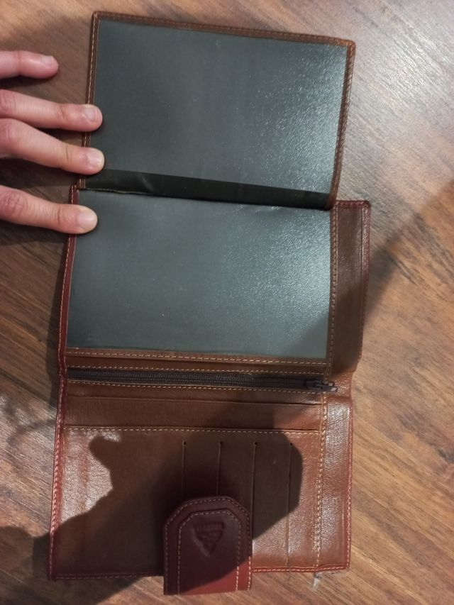 Cartera de piel color marrón