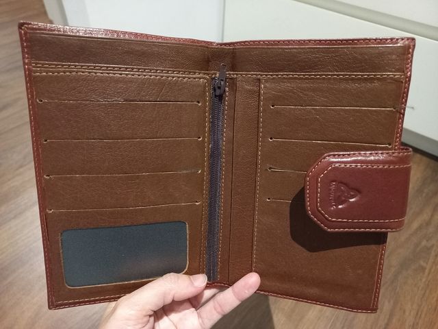 Cartera de piel color marrón