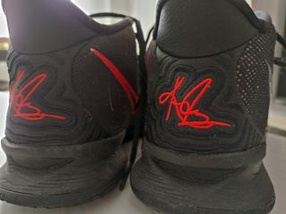 Zapatilla negra y roja 41