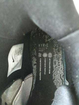 Zapatilla negra y roja 41