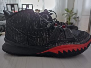 Zapatilla negra y roja 41