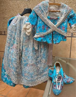 Traje de fallera niña,manteletas y zapatos
