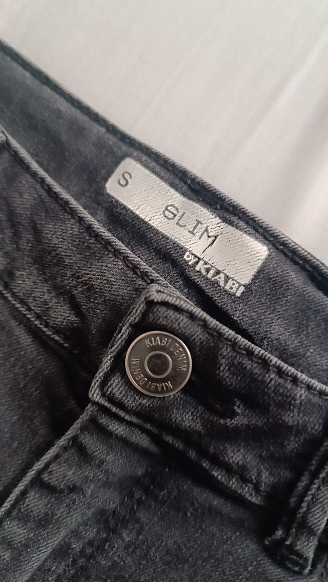 Pantalón pitillo gris