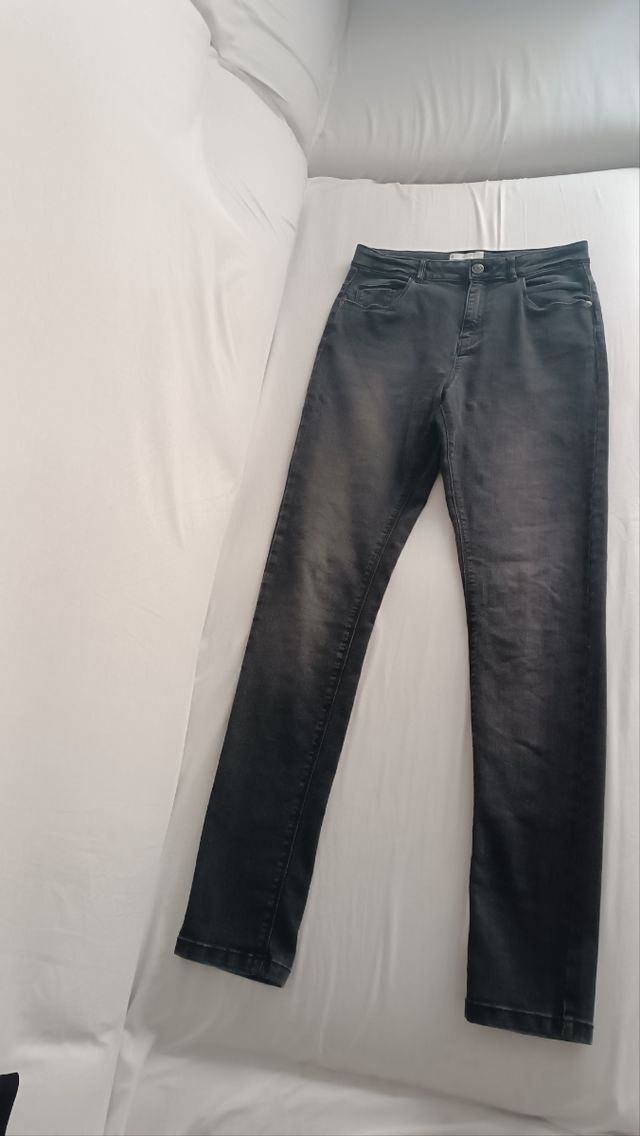 Pantalón pitillo gris