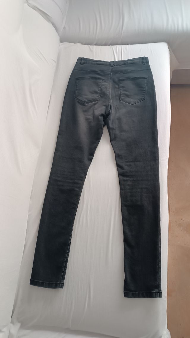 Pantalón pitillo gris