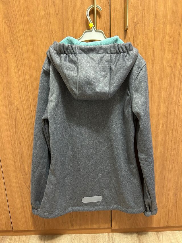 Chaqueta deportiva chica.