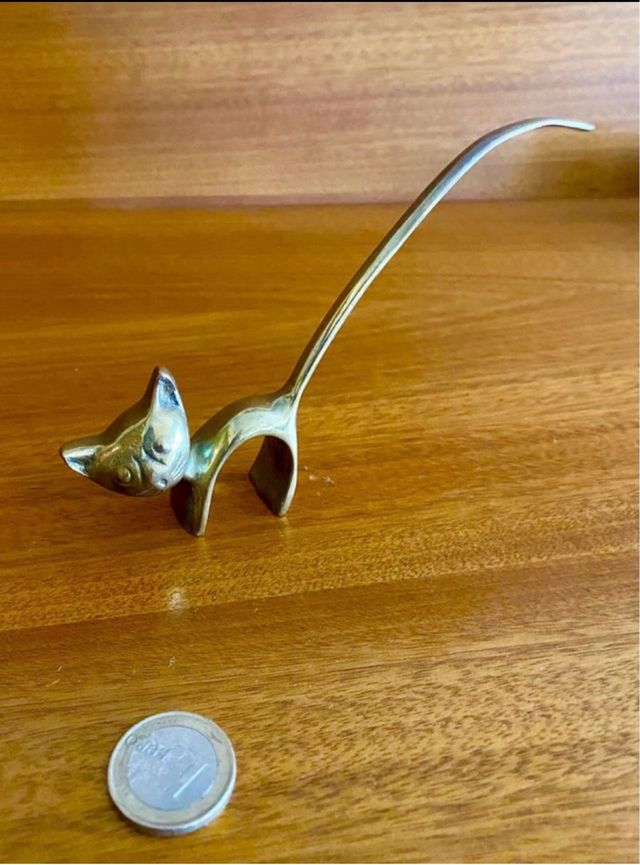 Gato, cisne y búhos dorados