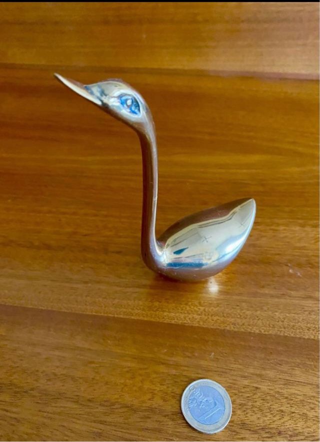 Gato, cisne y búhos dorados