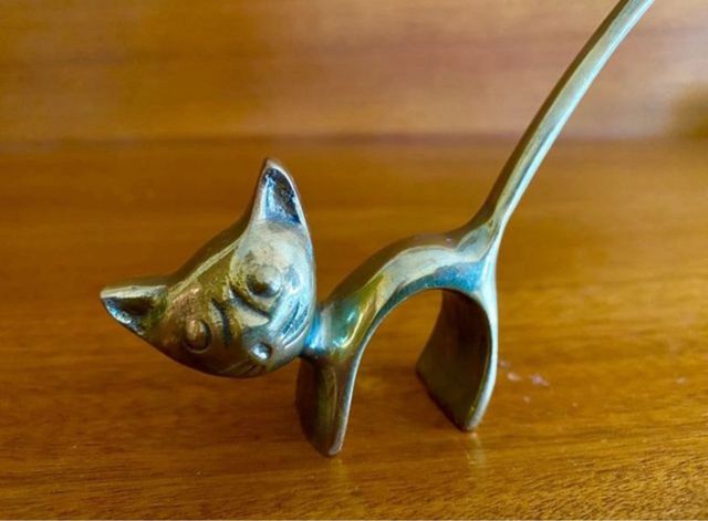 Gato, cisne y búhos dorados