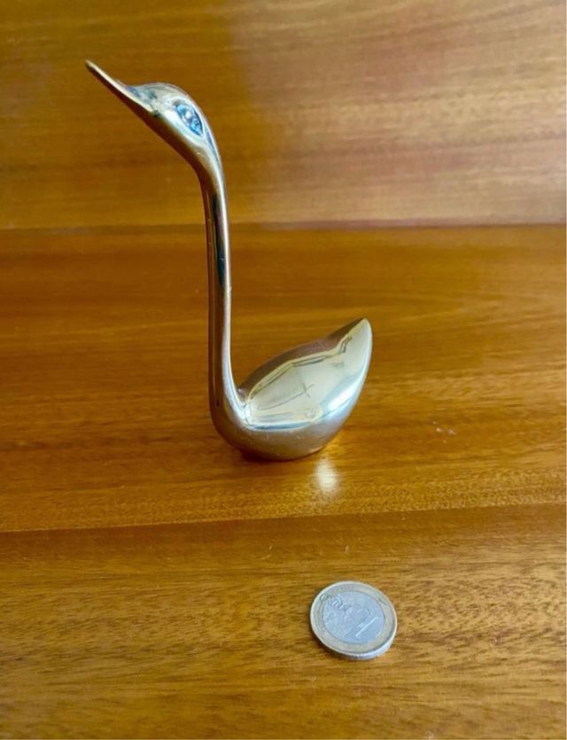 Gato, cisne y búhos dorados