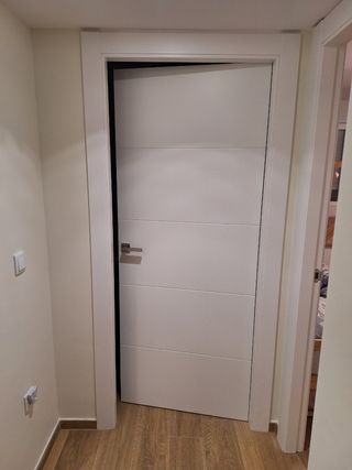 Puerta blanca. Hoja 82 cms derecha