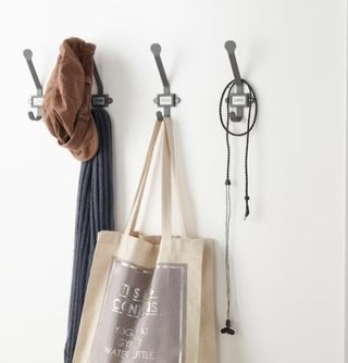 Dos ganchos colgadores nuevos