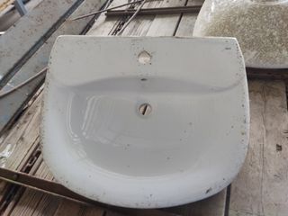 Lavabos.solo quedan lavabos y espejos