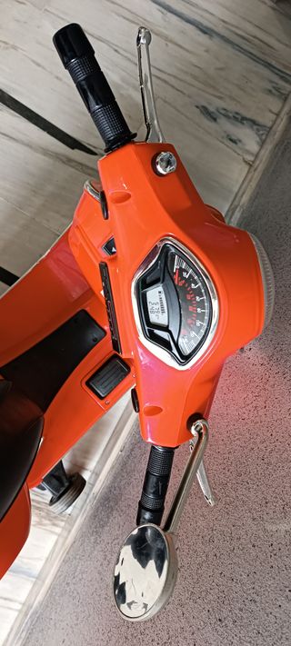 Moto Vespa Niña Roja