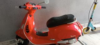 Moto Vespa Niña Roja
